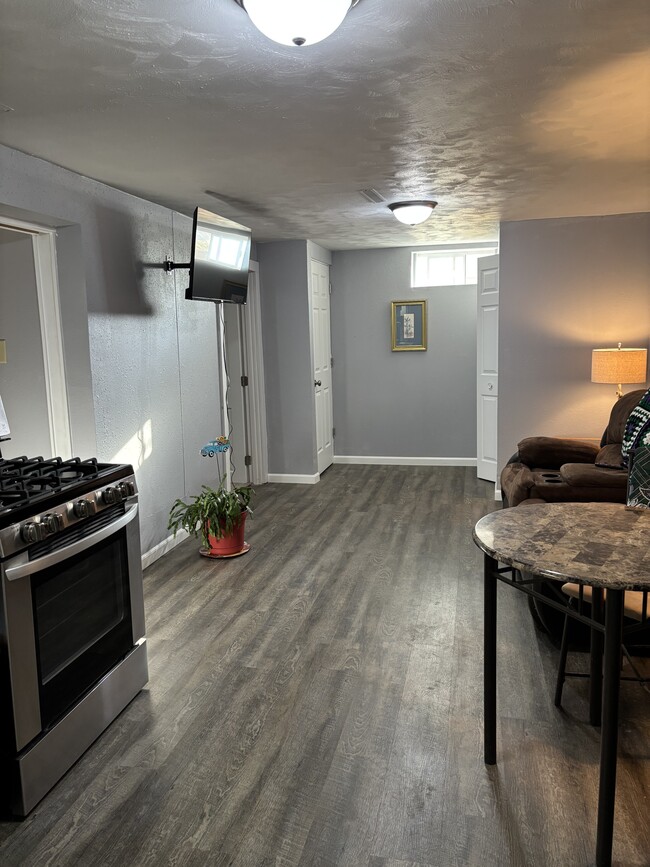 Building Photo - 126 E College Ave Unit #1