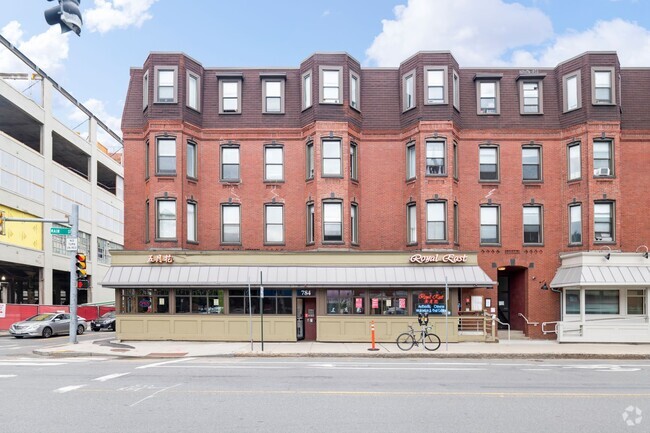 Building Photo - 784 / 790 / 796 Main Street Apartments