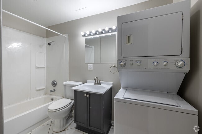 1BR+DEN, 1BA - 990SF - Bathroom/Laundry