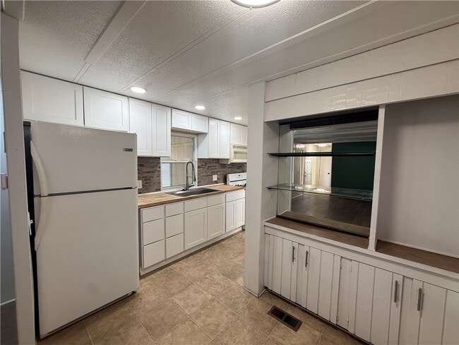 Photo - 2915 Thompson Ave