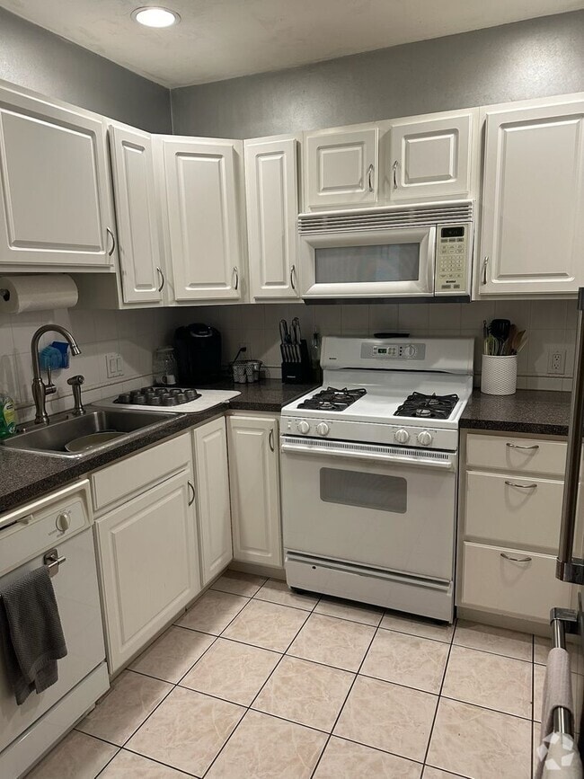 Building Photo - Wonderful opportunity to lease this amazin... Unit N Rental