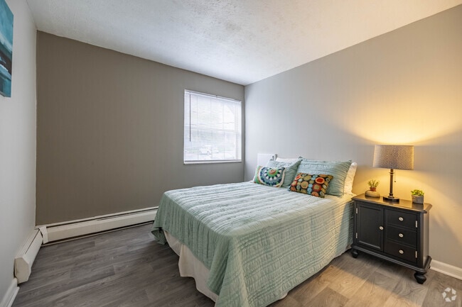 2BR, 2BA - 798SF - Second Bedroom