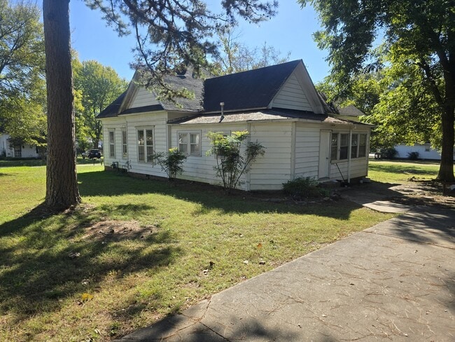 Building Photo - 505 Ave 2 NE