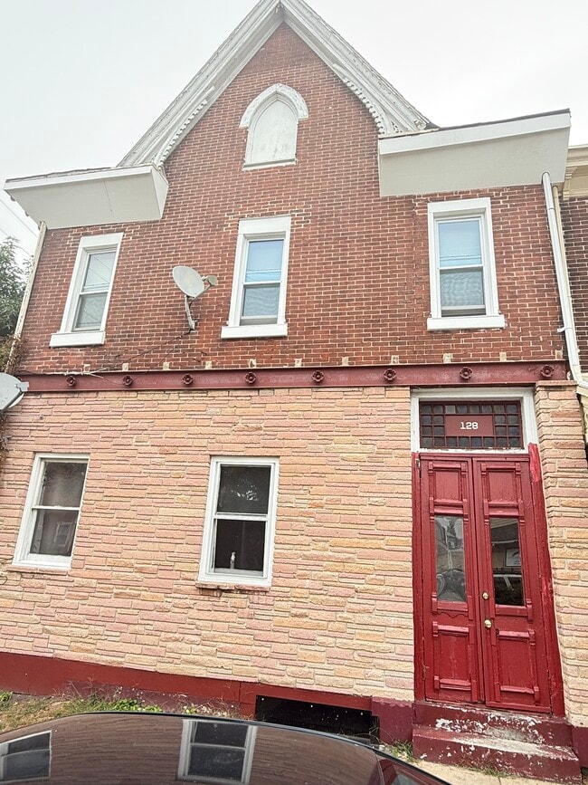 Building Photo - 128 N York St Unit 2nd Floor Rear