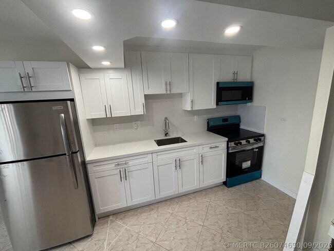 Photo - 250 174th St Unit 910