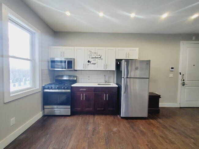 Building Photo - 4 Whitman Ave Unit 2R