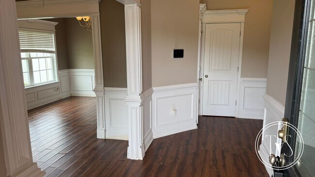 Photo - 709 English Oak Dr