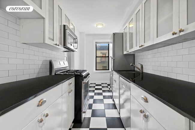 Photo - 467 Central Prk W