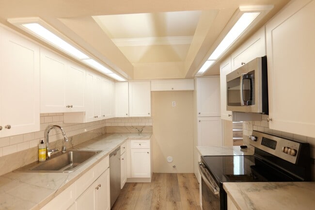 Building Photo - Remodeled 2-Bed, 2-Bath Condo with Garage ...