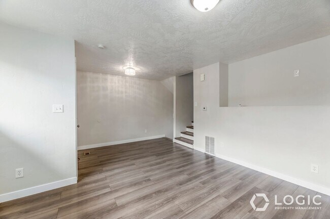 Photo - 598 W 1975 N