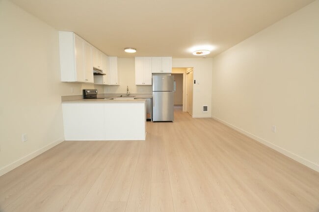 Building Photo - Stylishly Renovated 1 Bedroom in a Pet Friendly Irvington Flat! Unit CI1927
