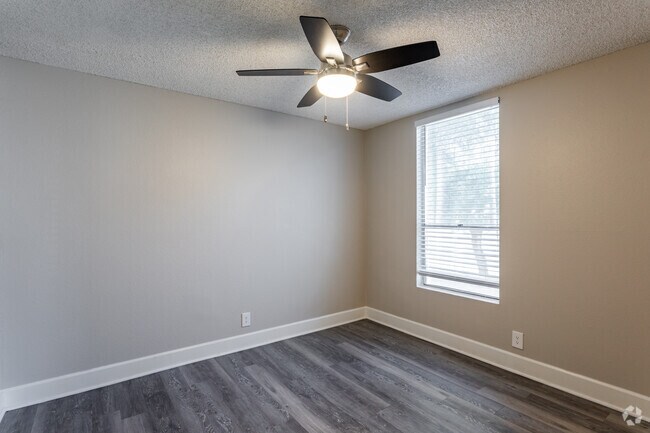 2BR, 1BA - 860SF - Luna Villa