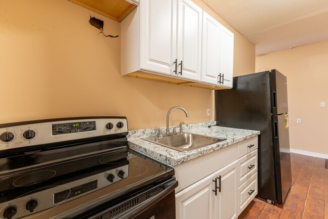 Building Photo - Recently renovated 1 bedroom, 1 bathroom a... Unit 1 Rental