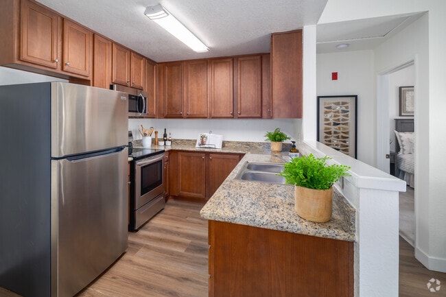2BR, 2BA - 955SF - Kitchen