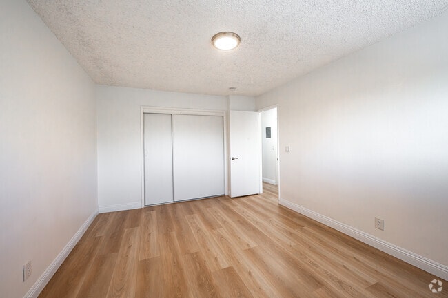 2 habitaciones, 1 baño - 1075 pies cuadrados - Dormitorio principal