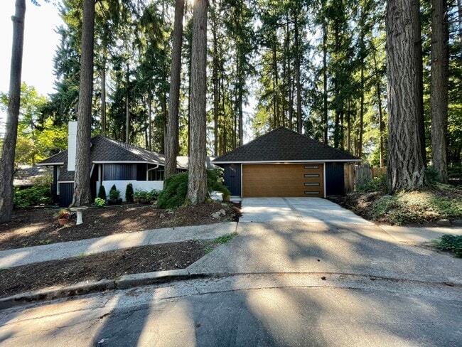 Building Photo - Beaverton 4 Bed + 2 Bath House - W/D, Walking Trails, EV Charging and MORE!!