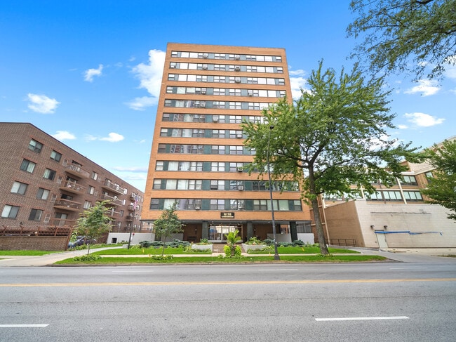 Building Photo - 6118 N Sheridan Rd