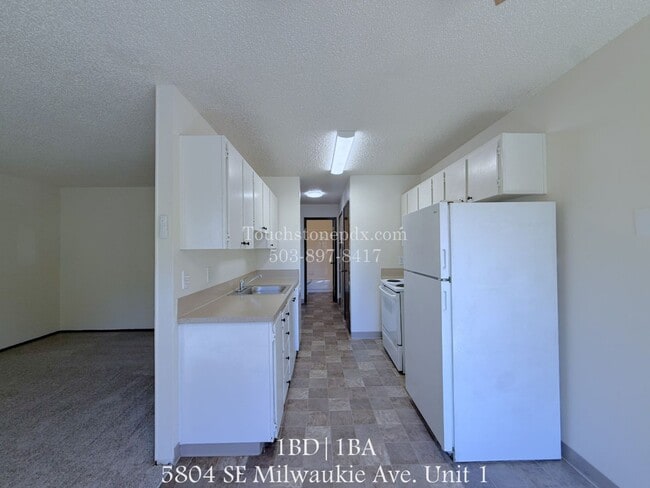 Building Photo - FREE Reserved Parking!!! Bright Sellwood 1 Bed Apartment w/New Carpet Unit 5804-1