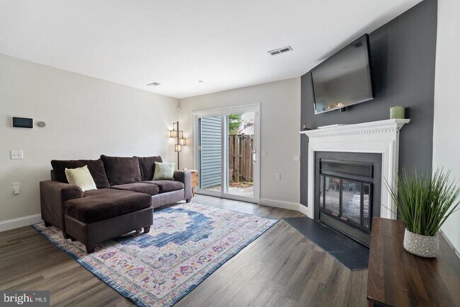 Photo - 5806 Shadbush Ct