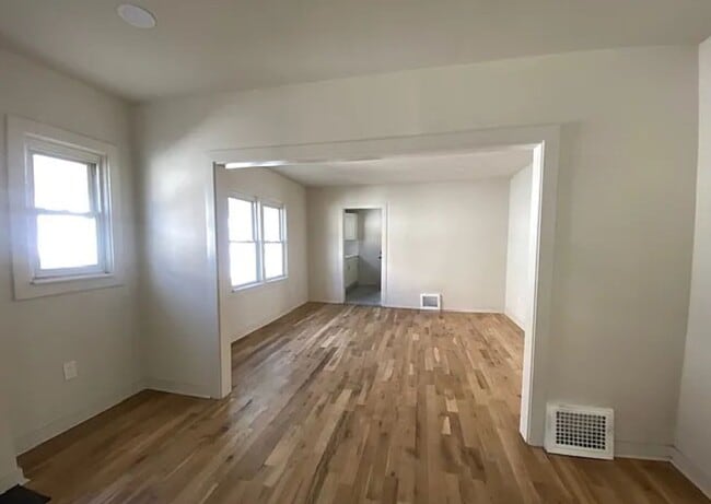 Building Photo - Beautiful 2 Bedroom and 1 Bath for Rent