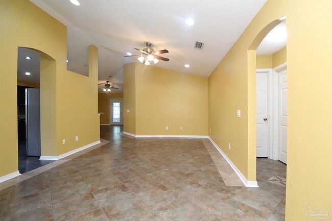 Photo - 639 Saleta St