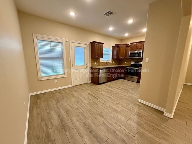 Photo - 6608 Leightyn Ln