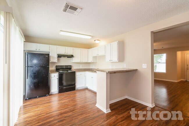 Photo - 3250 Kelling St