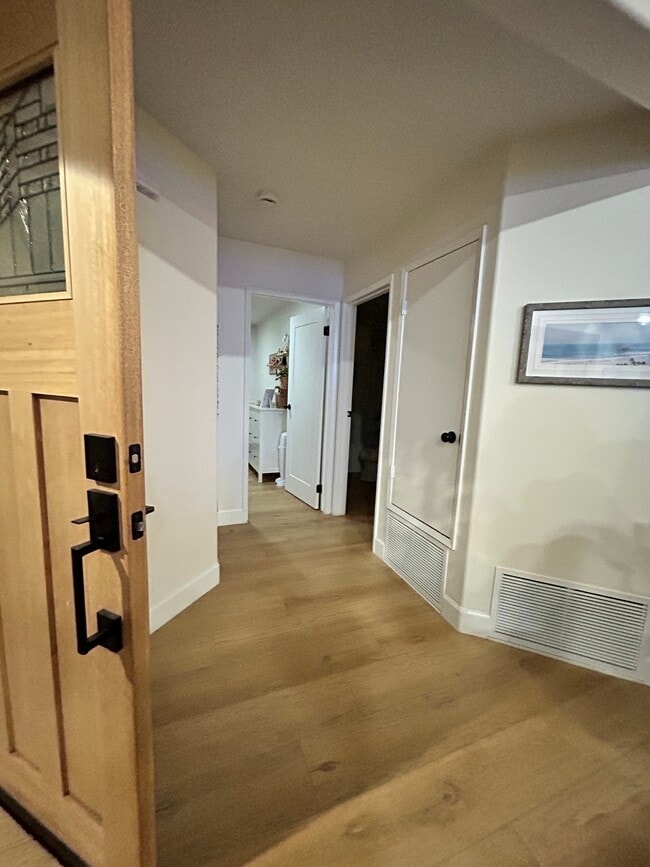 Puerta principal/Pasillo al dormitorio - 1728 Santa Ana Ave Unidad A