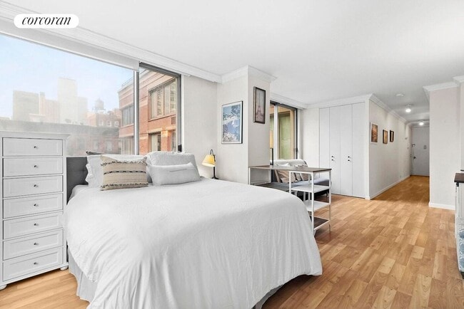 Photo - 350 W 50th St