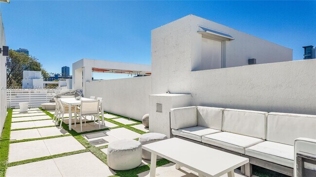 Photo - 455 NE 39th St