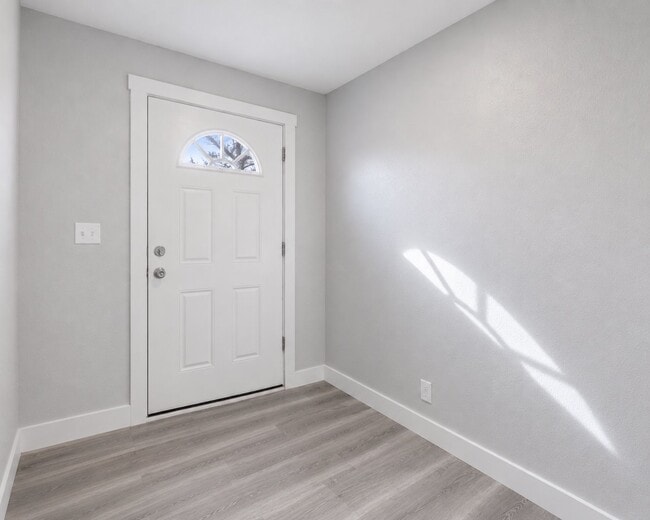 Photo - 1051 W Oak St