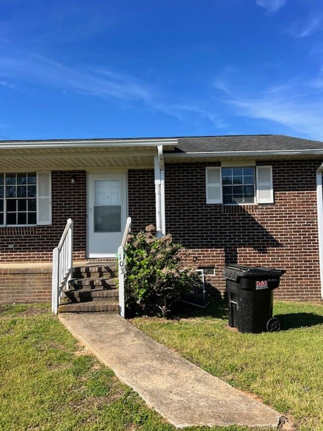 Building Photo - 101-103 Teakwood Dr Unit 103