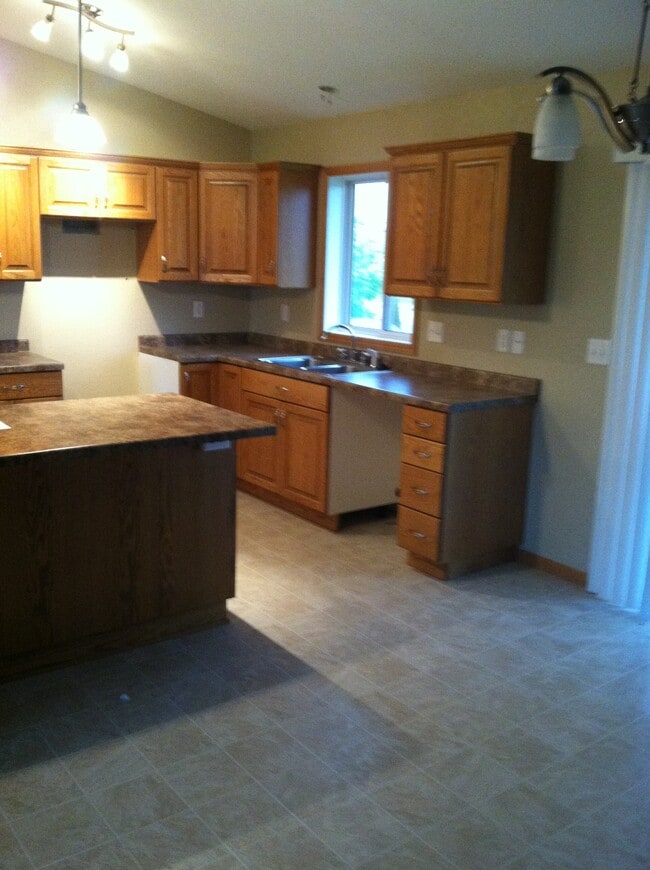 Kitchen - 747 Willowbrook St NE