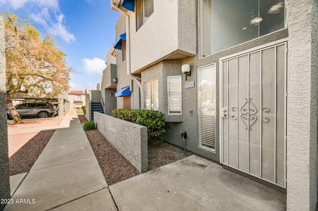 Photo - 220 N 22nd Pl