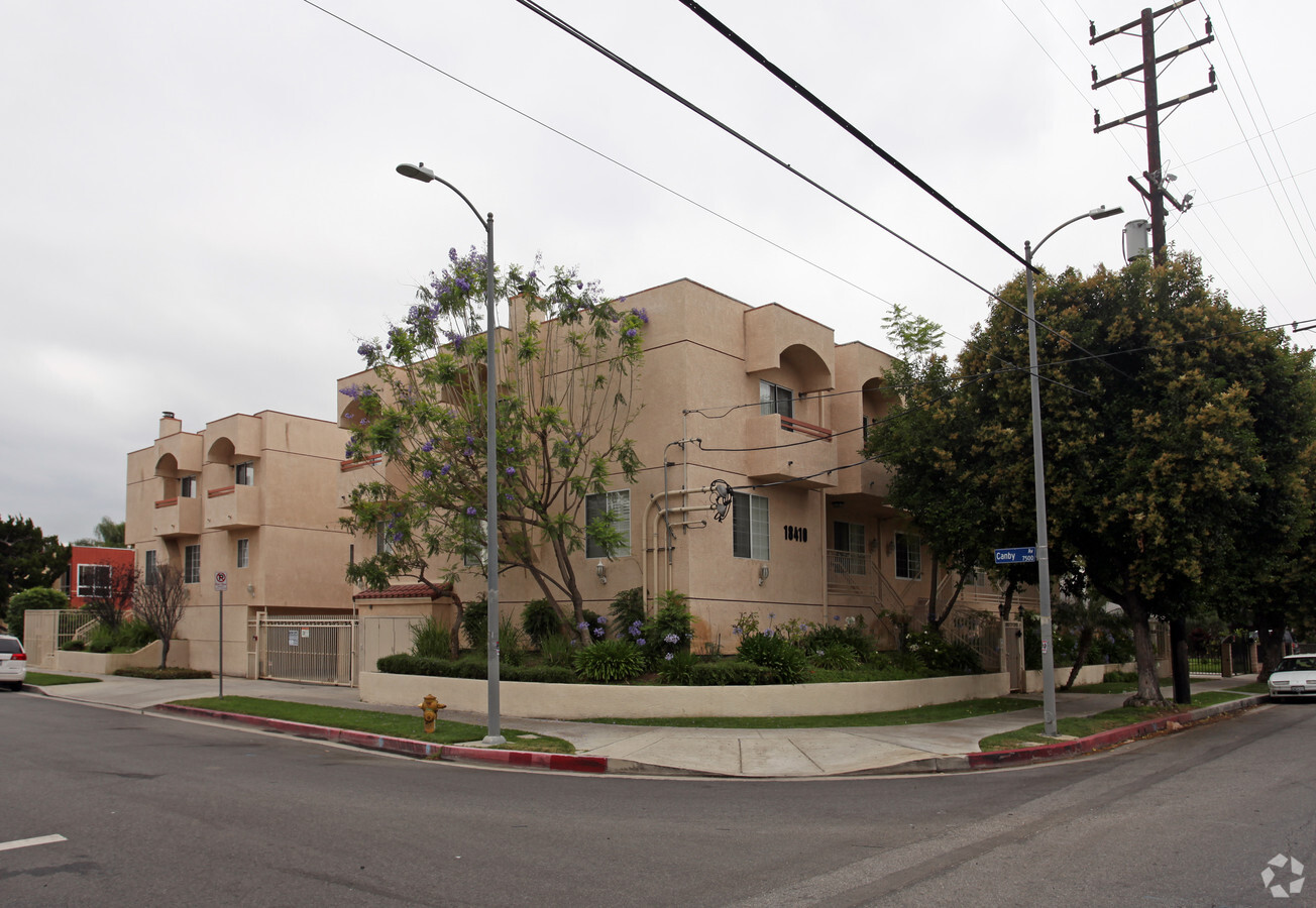 Photo - 18410 Saticoy St Apartments