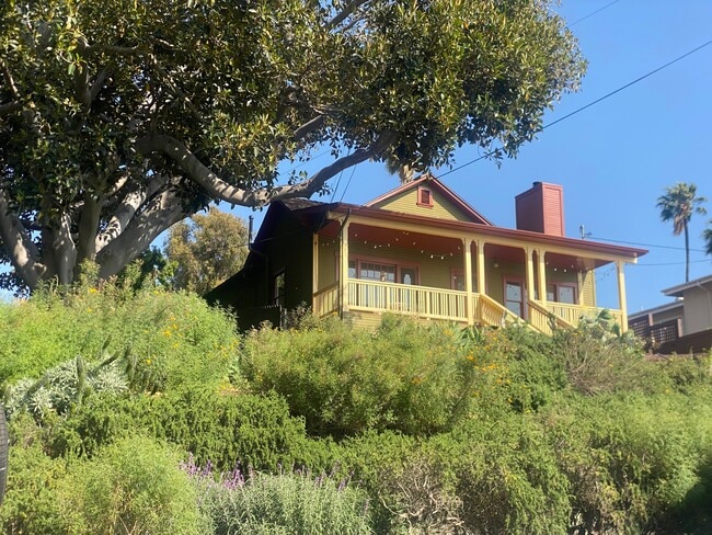 Photo - 1332 Edgecliffe Dr House