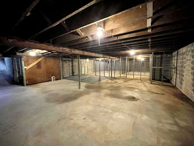 Building Photo - Country Home (Allows Horses)