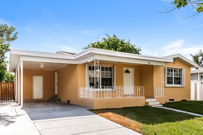 Photo - 922 N E St