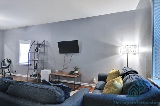 Photo - Furnished 3-Bedroom Carriage House on Bird Ave Unit Carriage House