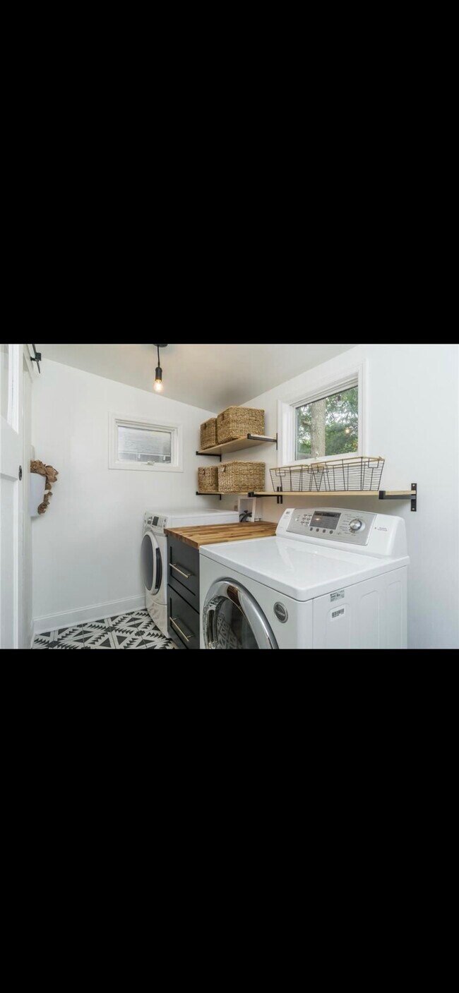 Photo - 61 Chester Ave SE