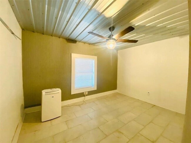 Building Photo - 2129 Union St Unit C Rental