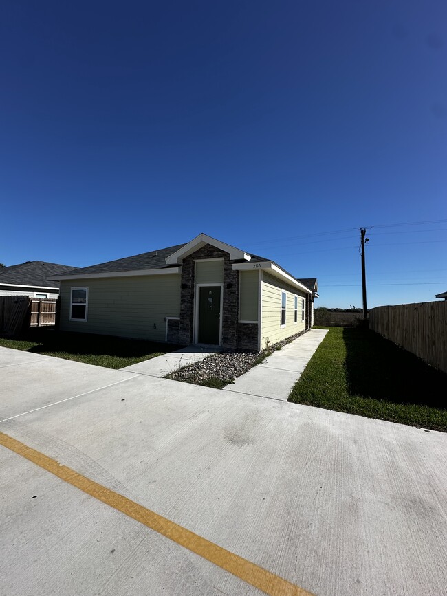Building Photo - 2116 E Valley Cir