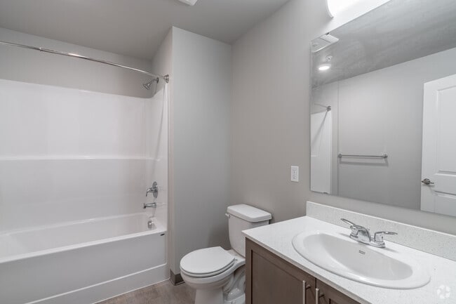 2BR, 1BA - 794SF - Bathroom - Opera House