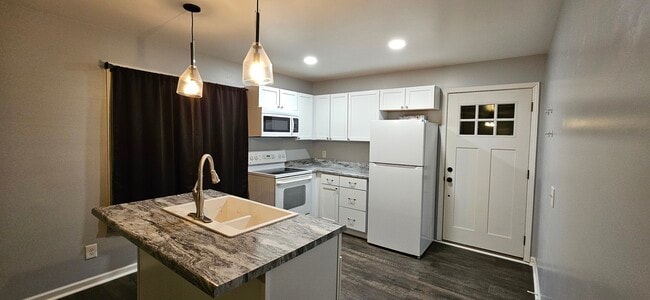 Photo - 104 N Main St