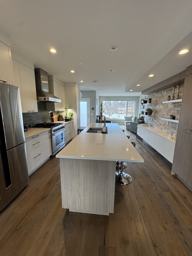 Photo - 224-26A 6a St NE