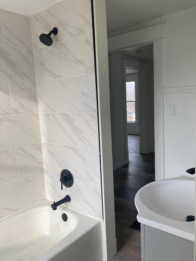 Bathroom (Upstairs)