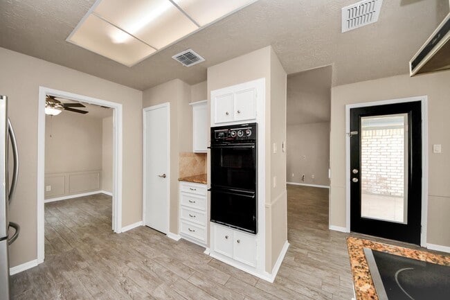 Building Photo - 23223 Canyon Lake Dr Rental