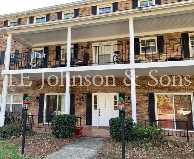 Building Photo - Two Bedroom Condo Convenient To WFU