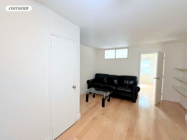 Photo - 211 E 53rd St