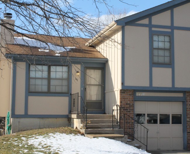 Photo - 111-117 N Saxony Dr